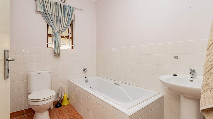 3 Bedroom Property for Sale in Loucharmante Western Cape